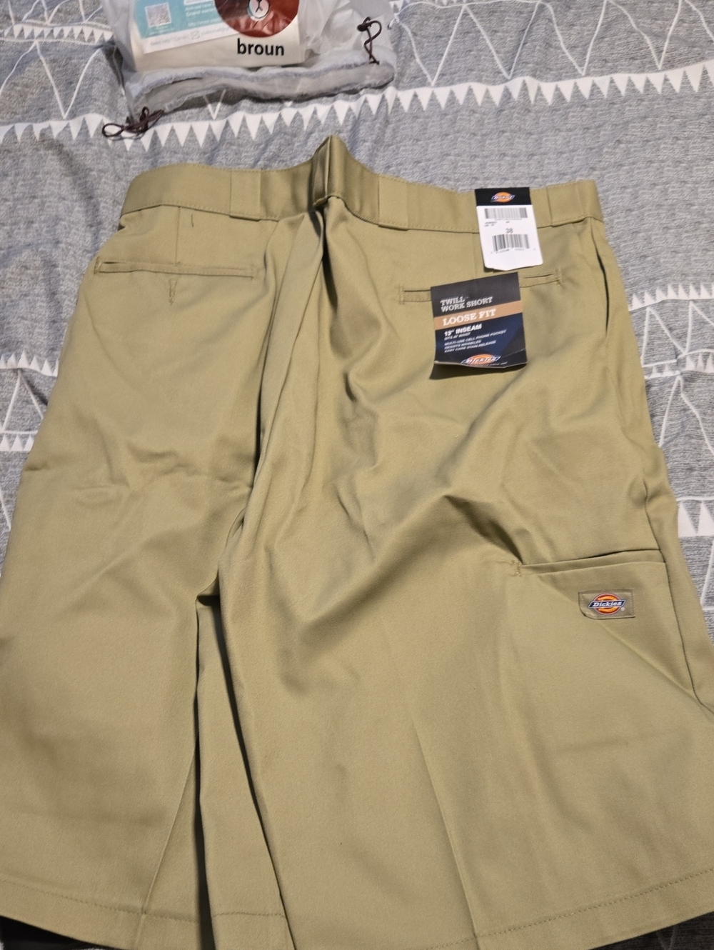 Dickies Men’s Loose-Fit Cargo Pants in Khaki